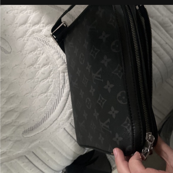 Louis Vuitton trio messenger bag good condition leather and nice - Picture 4 of 11